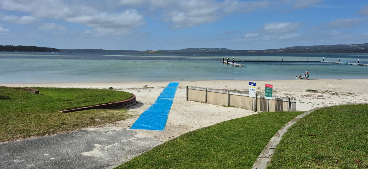 Mat to the swimming enclosure